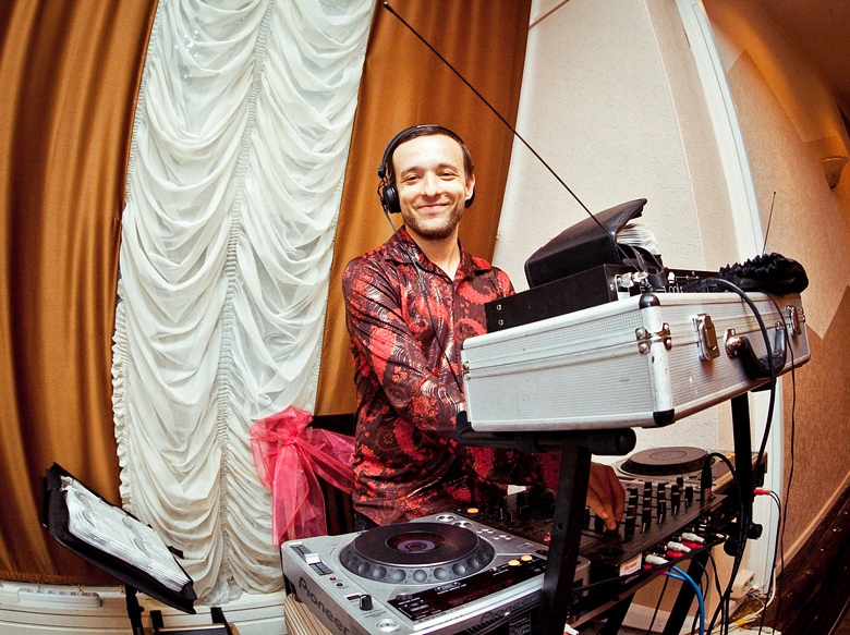 DJ Slava (диджей на праздник - профессиональный банкетный диджей на свадьбу, корпоратив, юбилей)